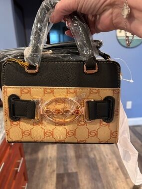 Bebe Leilani monogram handle/crossbody bag
Almond and black.
